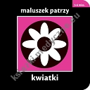 Maluszek patrzy. Kwiatki